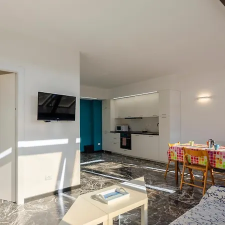 아파트 Joivy Spacious For 6, Near Train Station And