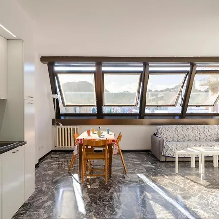 Joivy Spacious For 6, Near Train Station And דירה