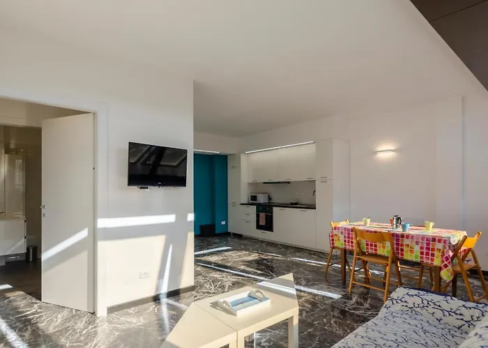 아파트 Joivy Spacious For 6, Near Train Station And